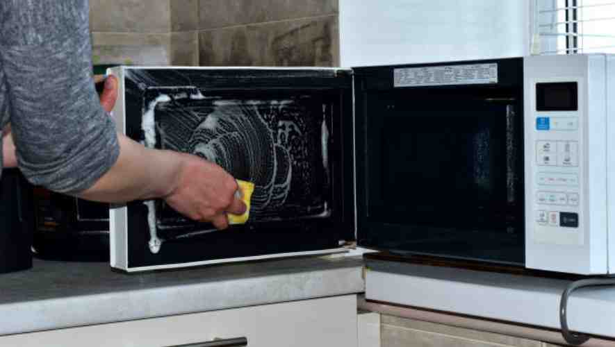 Freshen Up Fast: Effortless Ways to Deep Clean Your Microwave with Baking Soda and Lemon Juice